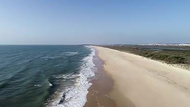 航拍穿越葡萄牙象牙白沙滩视频的预览图